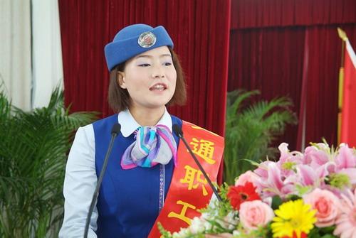 鐵飛燕以全票當選為十二屆全國人大代表,成為云南最年輕的全國人大代表。